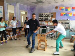 Qingdao aizhifan working with students acting
