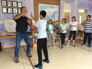 Qingdao aizhifan working with students acting11