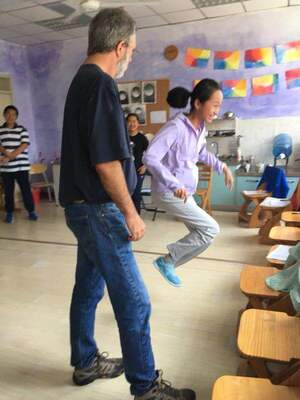 Qingdao aizhifan working with students acting2