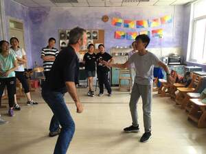 Qingdao aizhifan working with students acting3