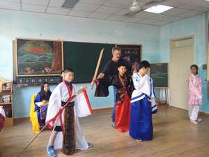 Qingdao aizhifan working with students acting9