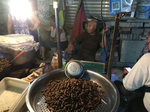 Beijing village street vendor hot nuts